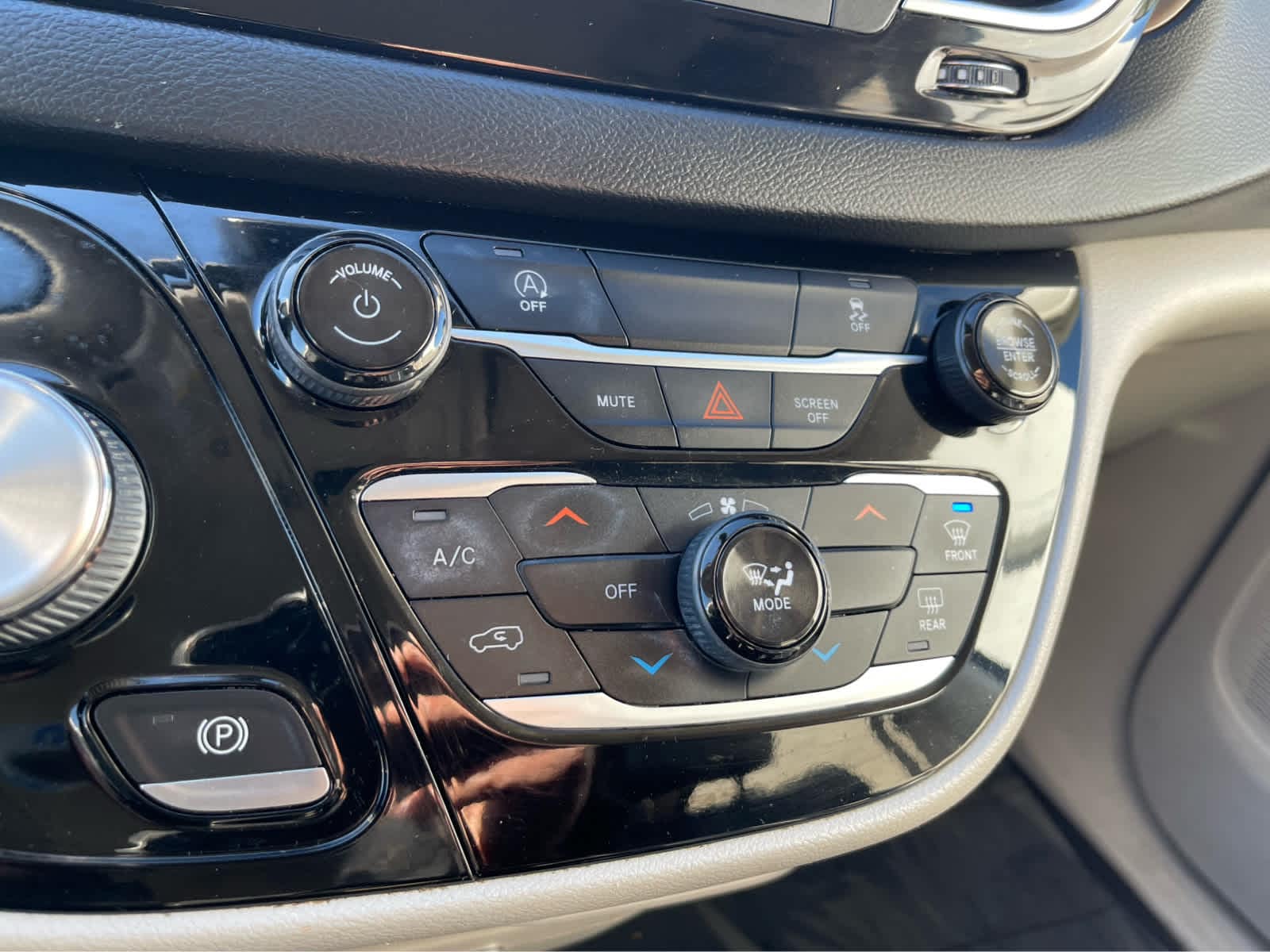 Thumbnail: 2020 Chrysler Voyager - 15