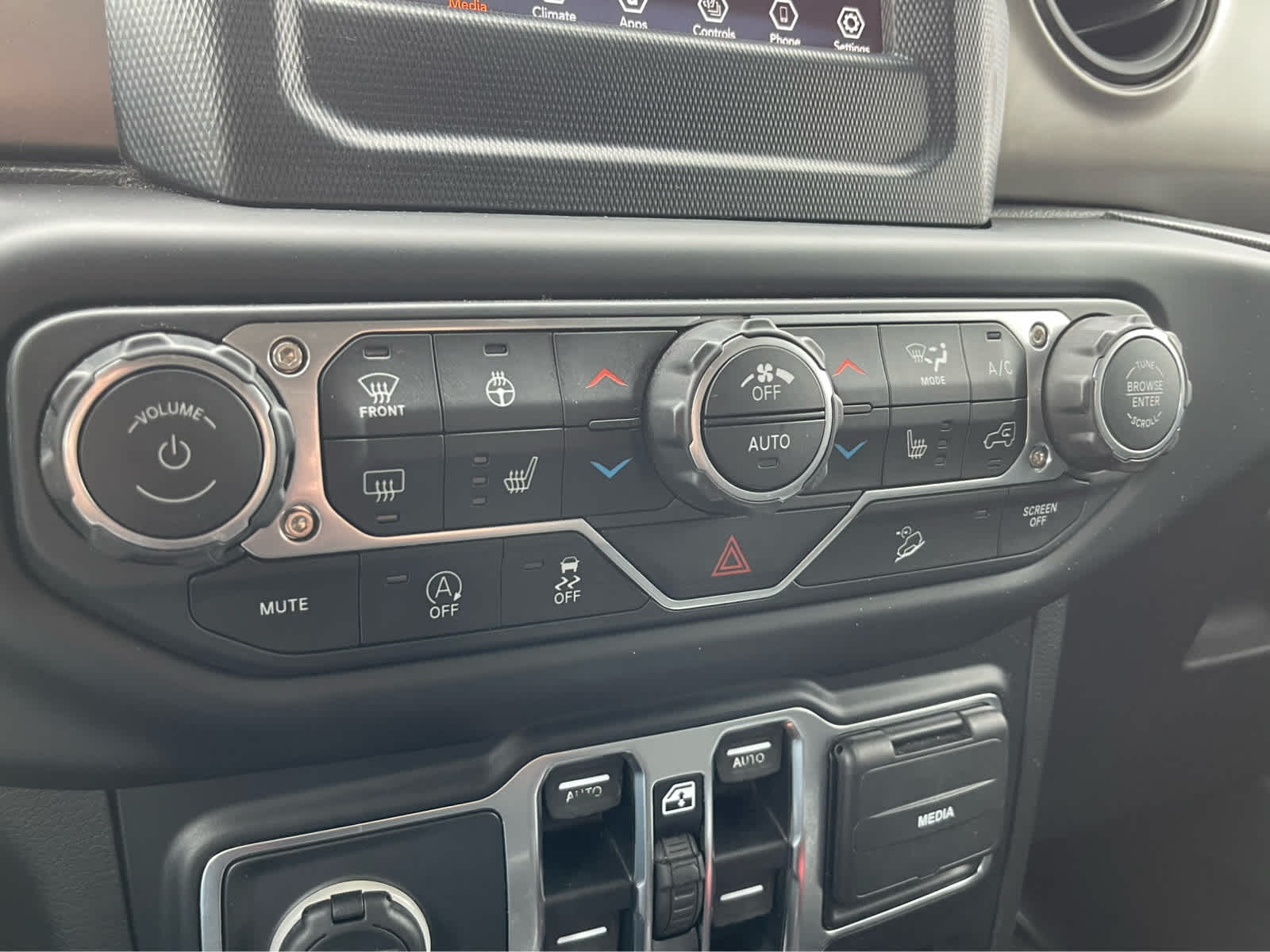 Thumbnail: 2019 Jeep Wrangler - 14