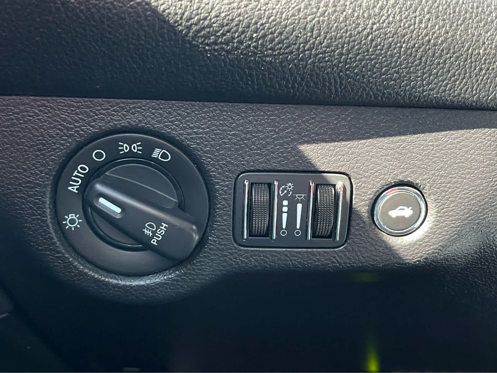 Thumbnail: 2015 Dodge Challenger - 17