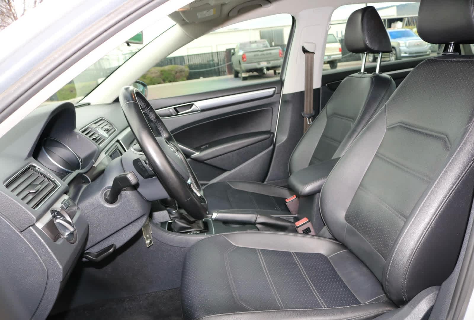 Thumbnail: 2017 Volkswagen Passat - 28