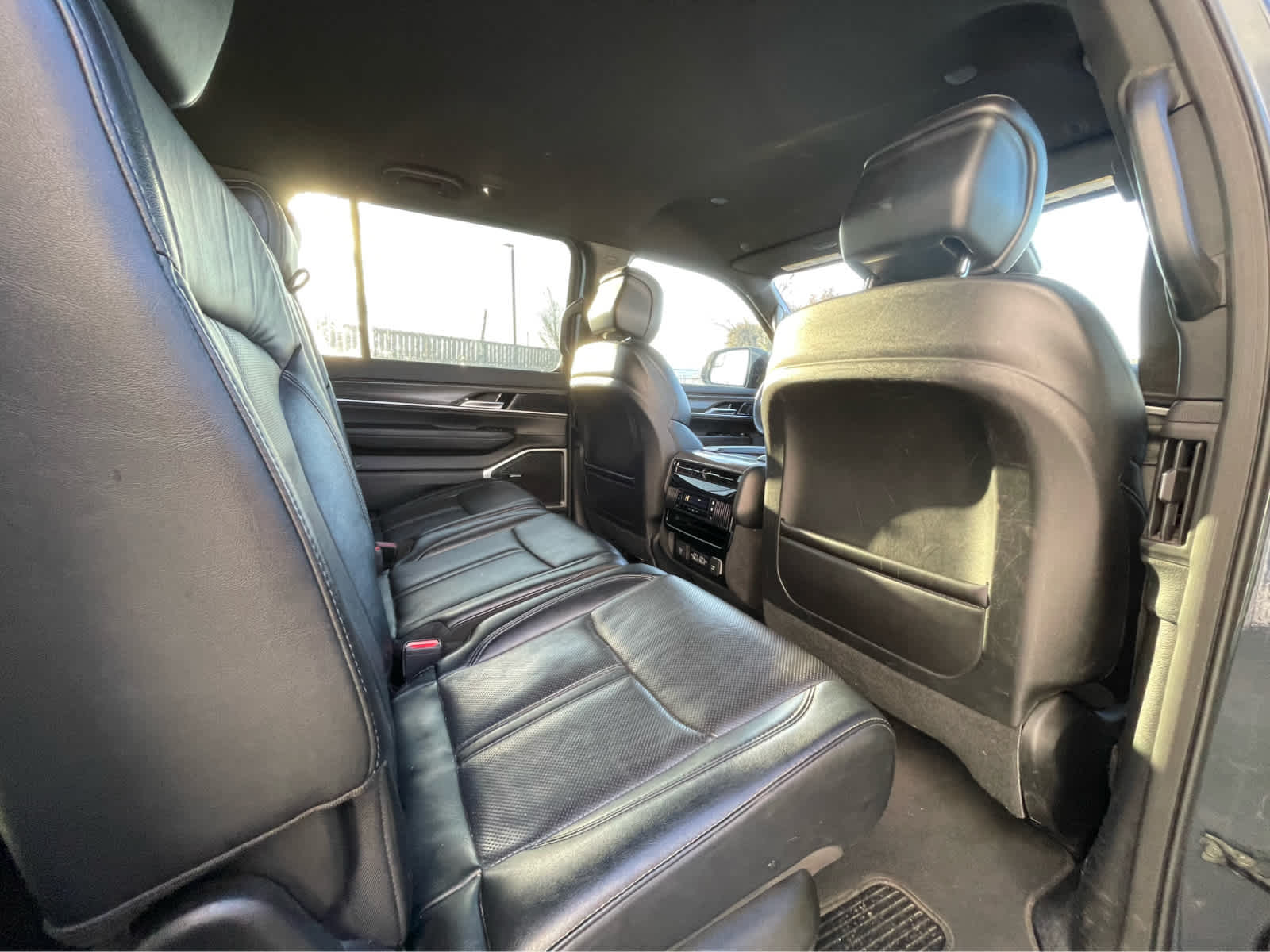 Thumbnail: 2023 Jeep Wagoneer - 25