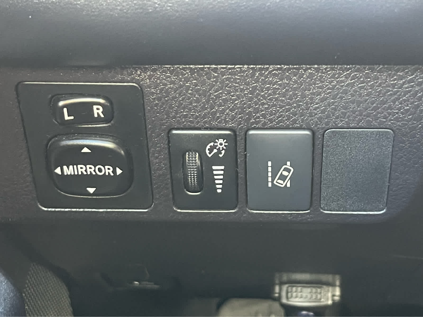 Thumbnail: 2018 Toyota RAV4 - 16