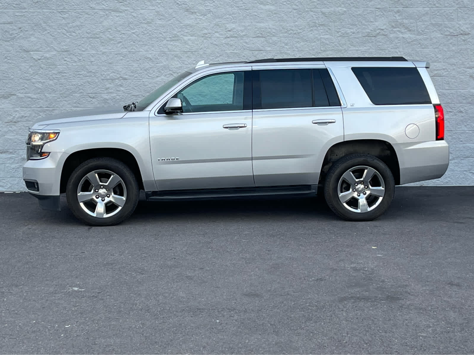 Thumbnail: 2019 Chevrolet Tahoe - 3