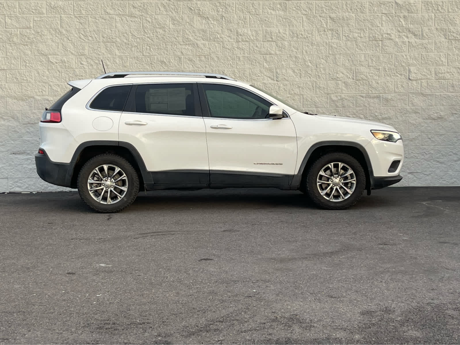 Thumbnail: 2019 Jeep Cherokee - 7