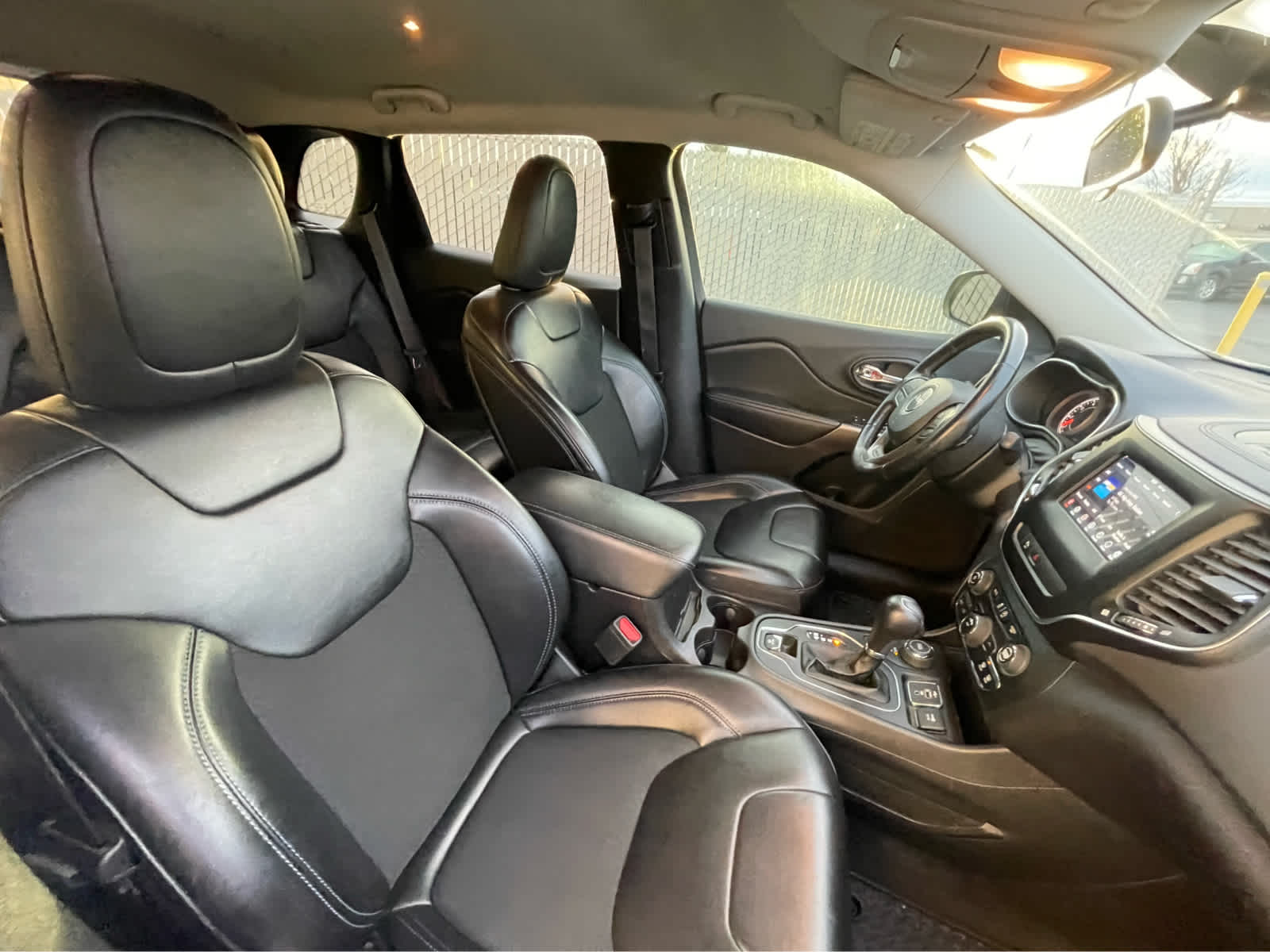 Thumbnail: 2019 Jeep Cherokee - 29