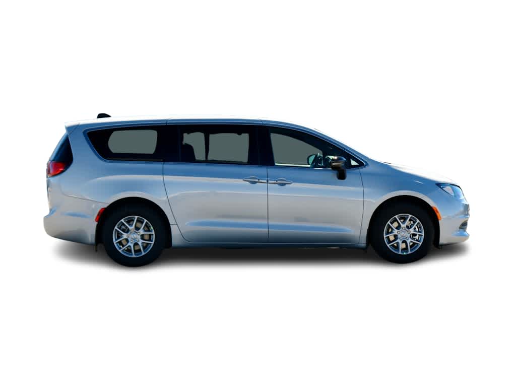 Thumbnail: 2026 Chrysler Voyager - 3