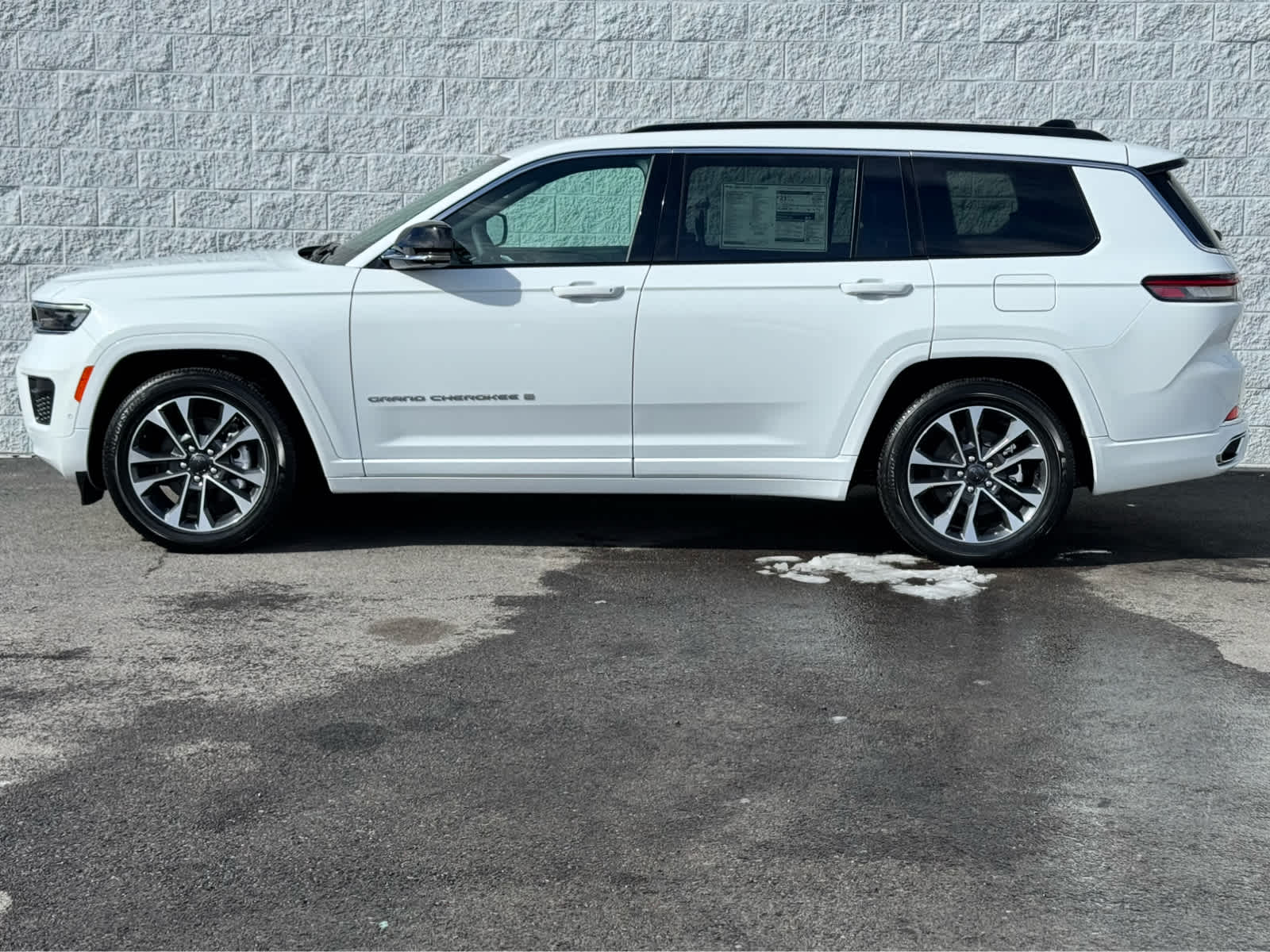 2025 Jeep Grand Cherokee Overland photo 2