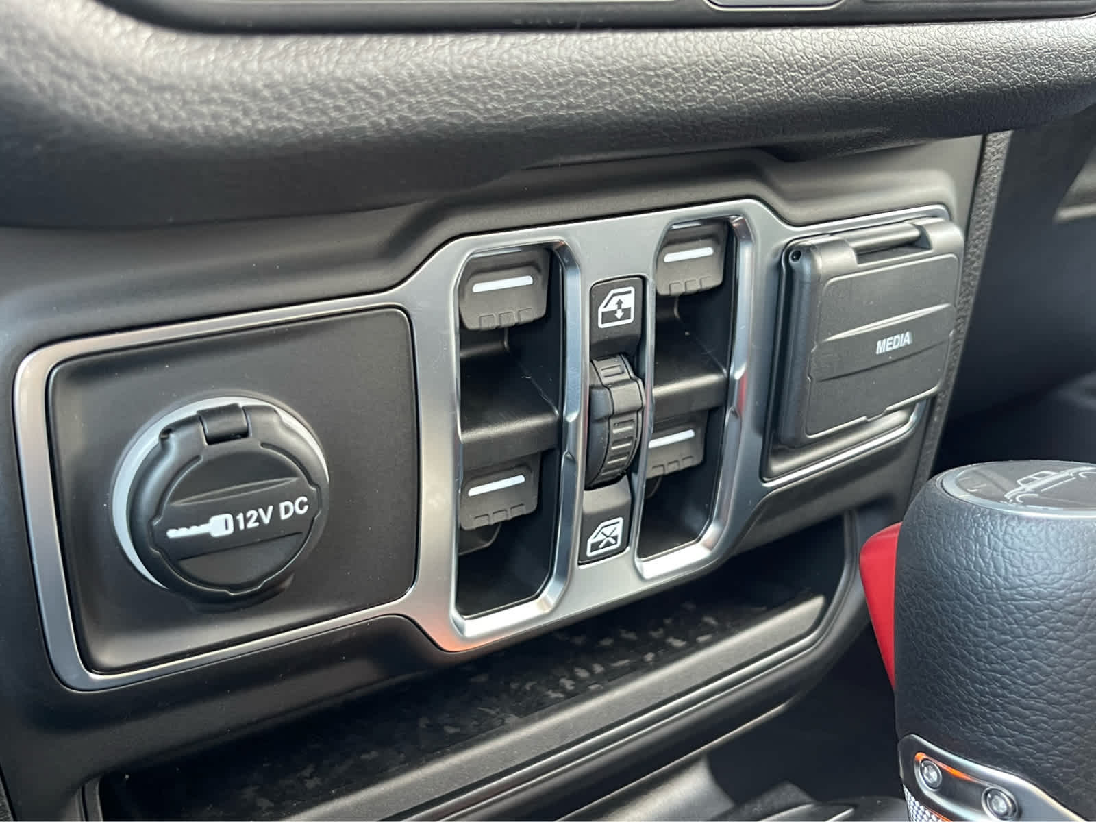 Thumbnail: 2025 Jeep Gladiator - 16