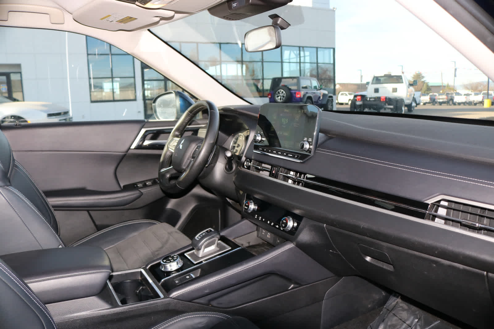 Thumbnail: 2024 Mitsubishi Outlander - 21