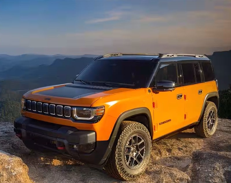 my25-jeep-recon-sufu-hero-4-gallery-desktop.jpg orange Jeep Recon parked on a rocky cliffside