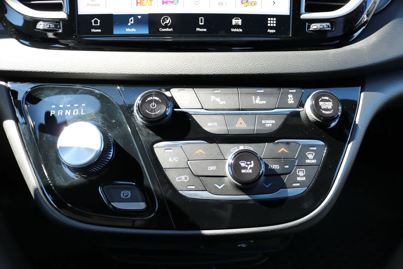 Thumbnail: 2026 Chrysler Voyager - 16