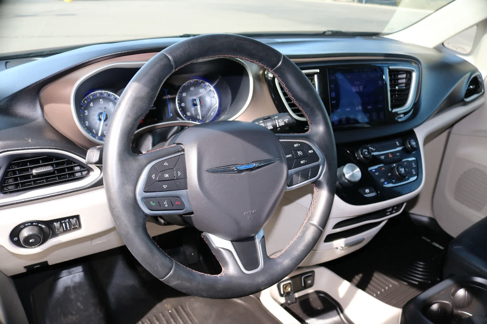 Thumbnail: 2017 Chrysler Pacifica - 17