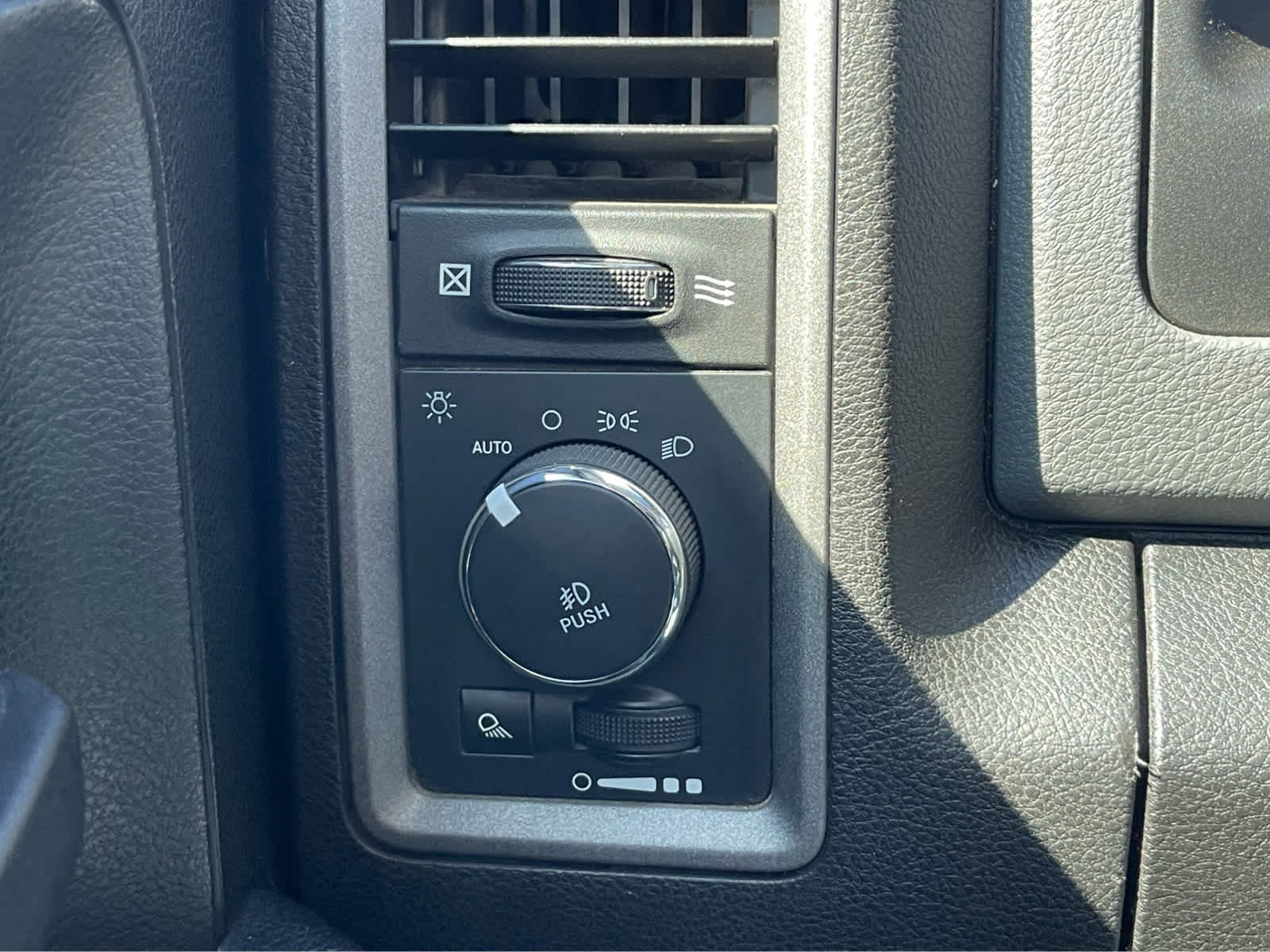 Thumbnail: 2019 RAM 1500 Classic - 17