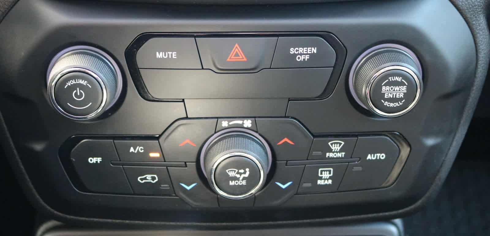 Thumbnail: 2018 Jeep Renegade - 16