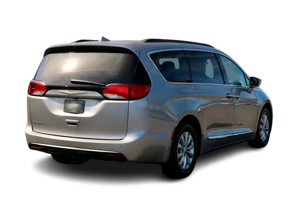 Thumbnail: 2017 Chrysler Pacifica - 6