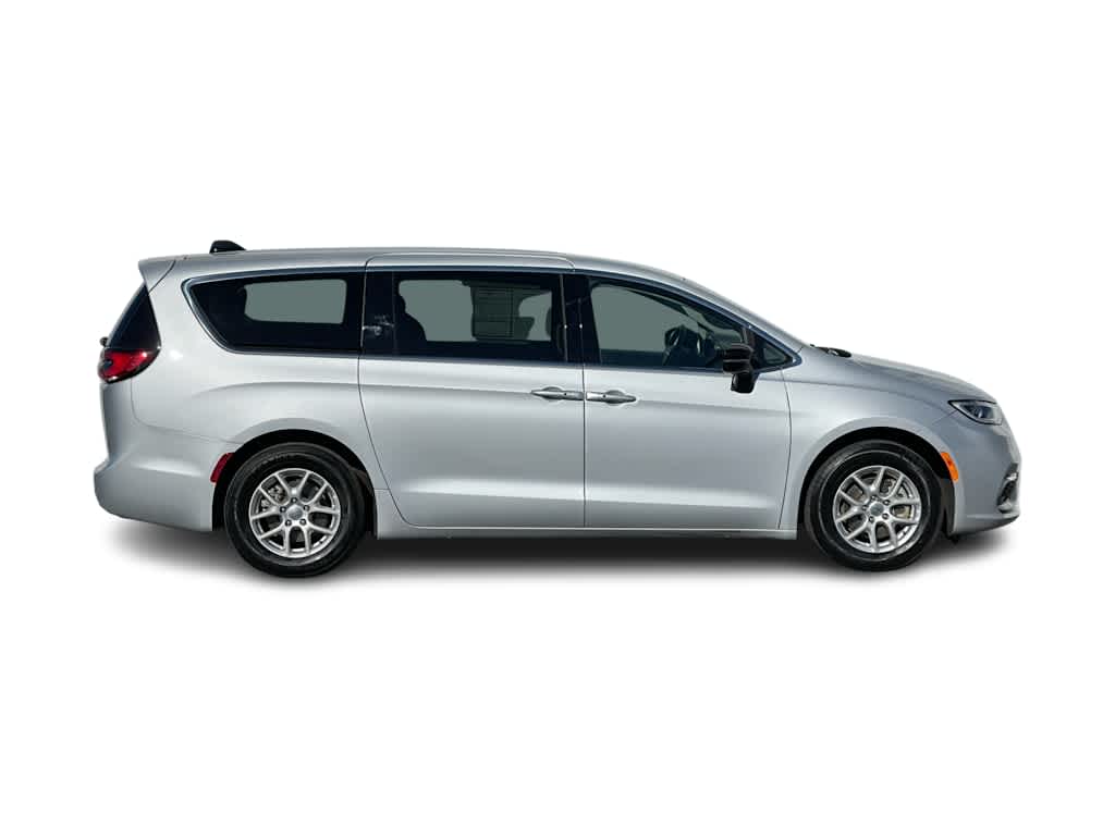 Thumbnail: 2024 Chrysler Pacifica - 3
