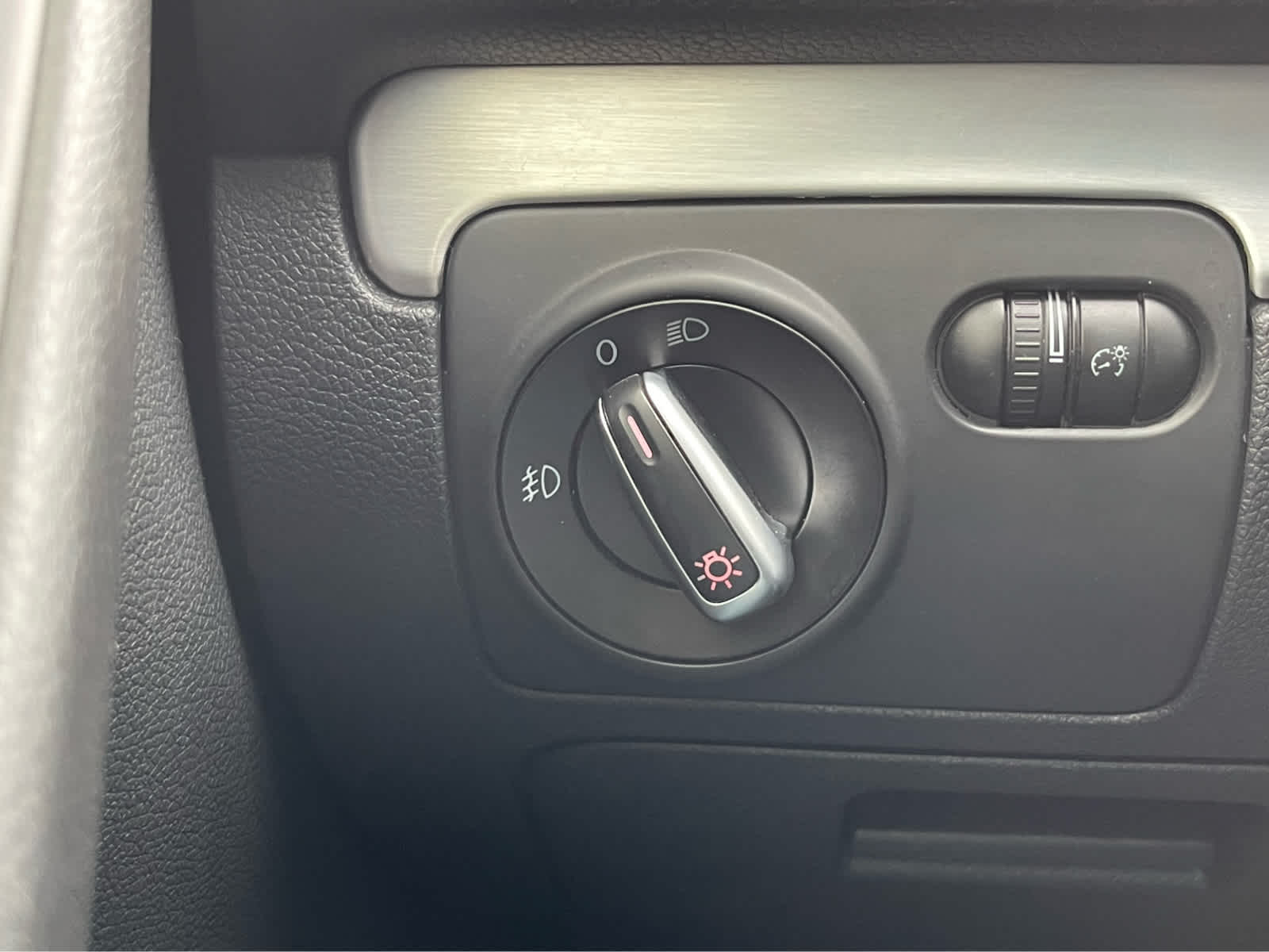 Thumbnail: 2013 Volkswagen Golf - 16