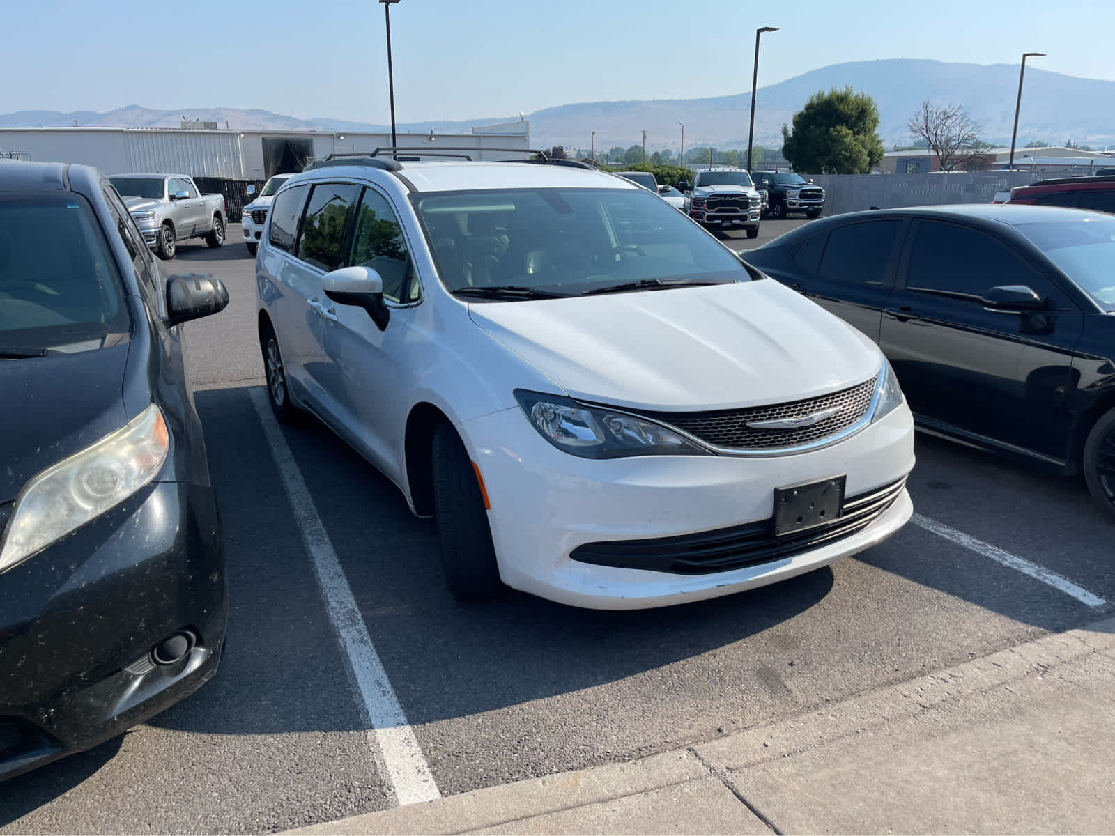 Thumbnail: 2020 Chrysler Voyager - 3