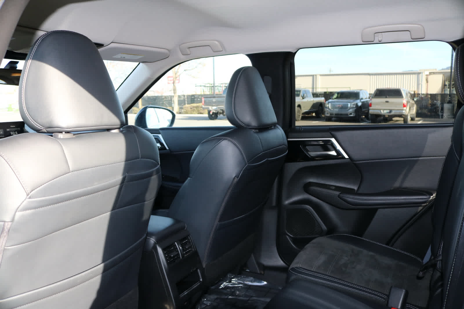 Thumbnail: 2024 Mitsubishi Outlander - 25