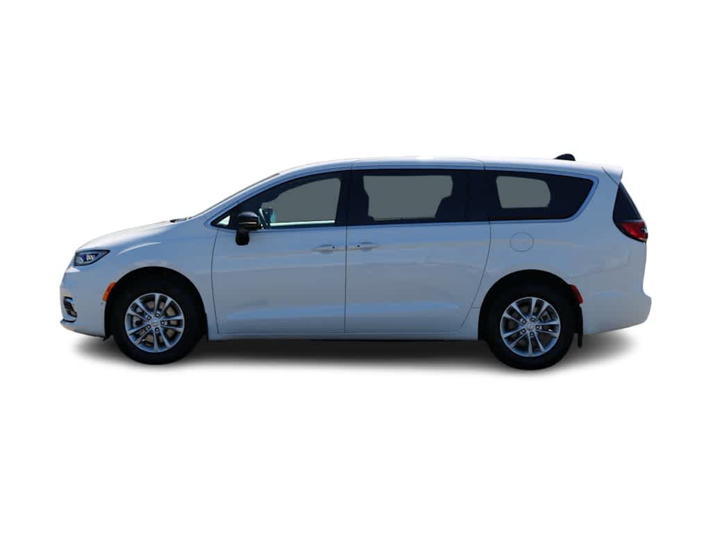 Thumbnail: 2026 Chrysler Pacifica - 3
