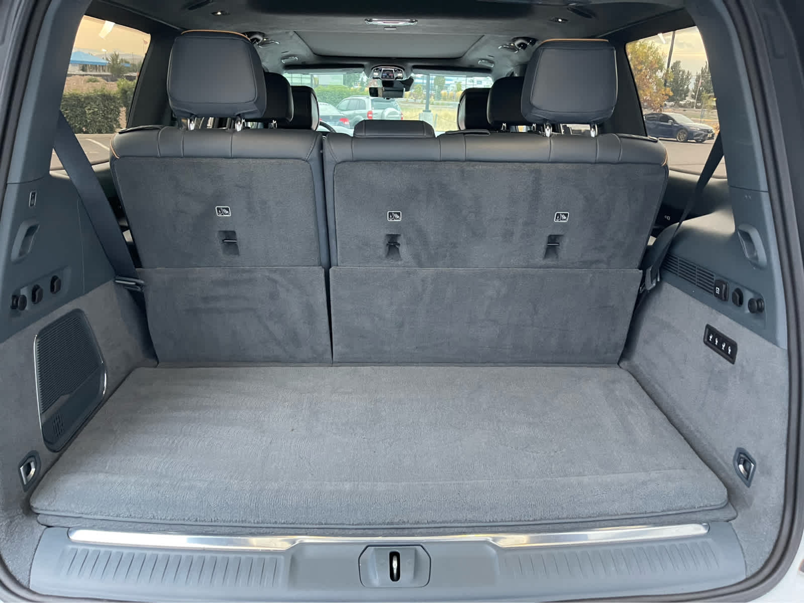 Thumbnail: 2022 Jeep Grand Wagoneer - 25