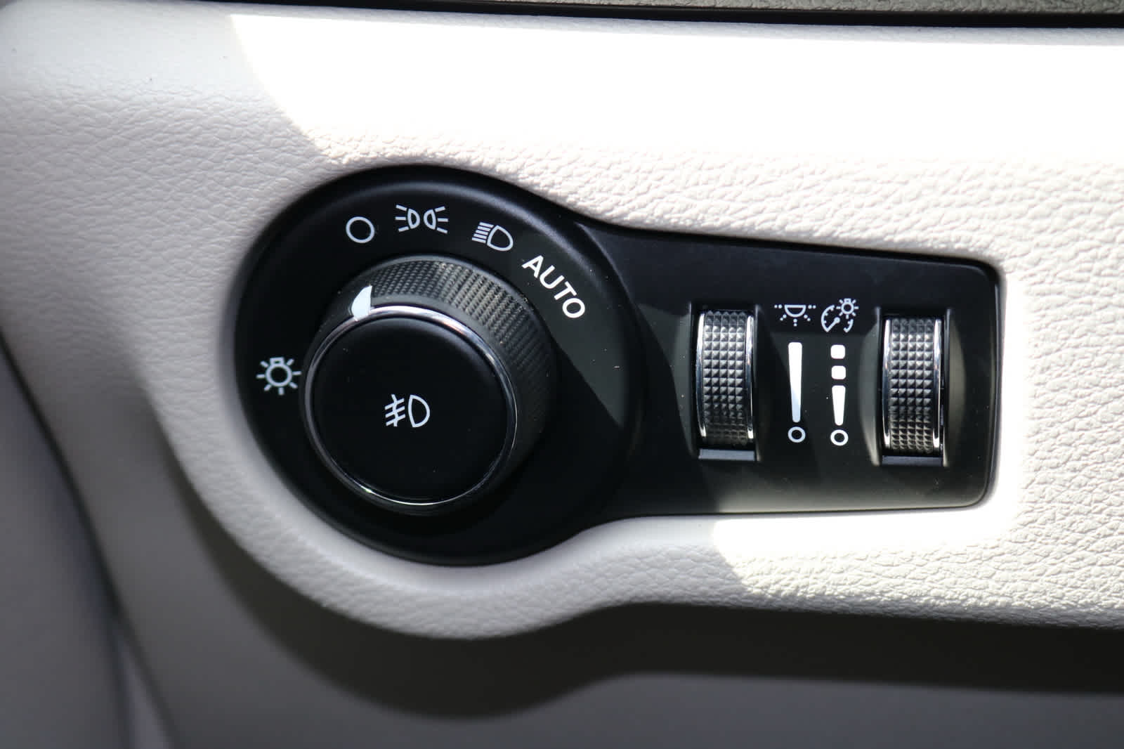 Thumbnail: 2017 Chrysler Pacifica - 15