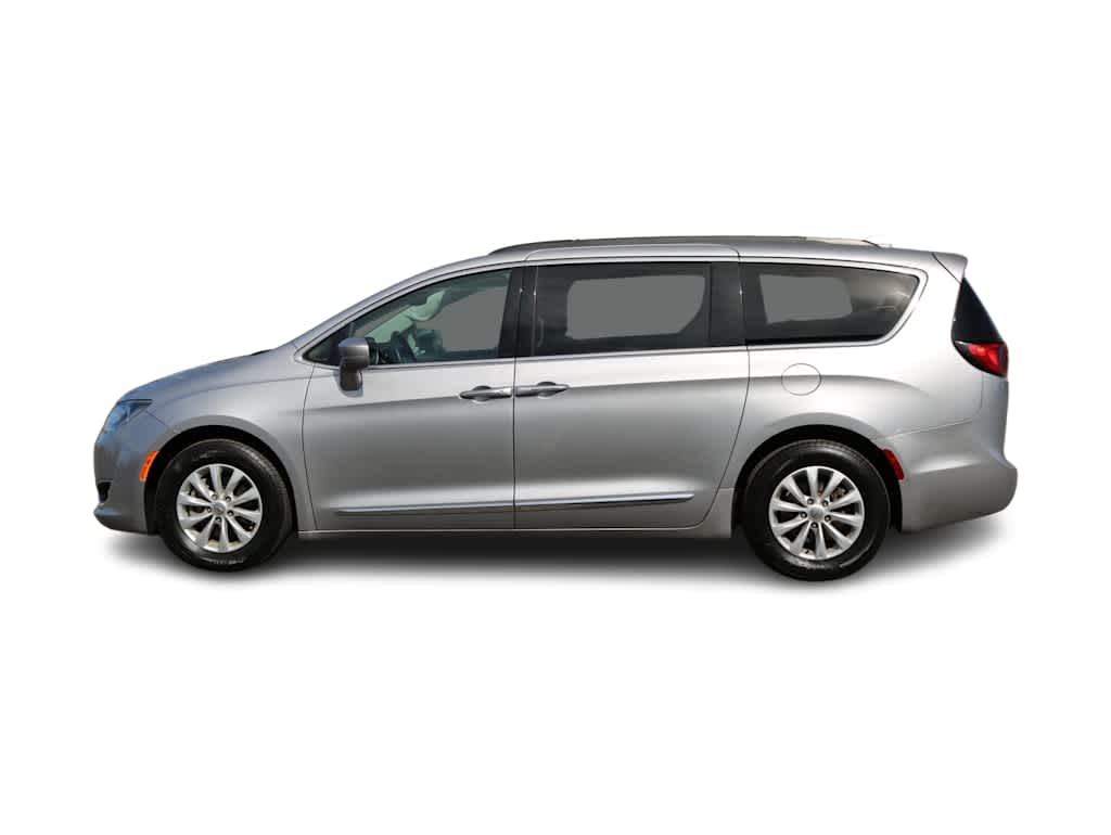 Thumbnail: 2017 Chrysler Pacifica - 3