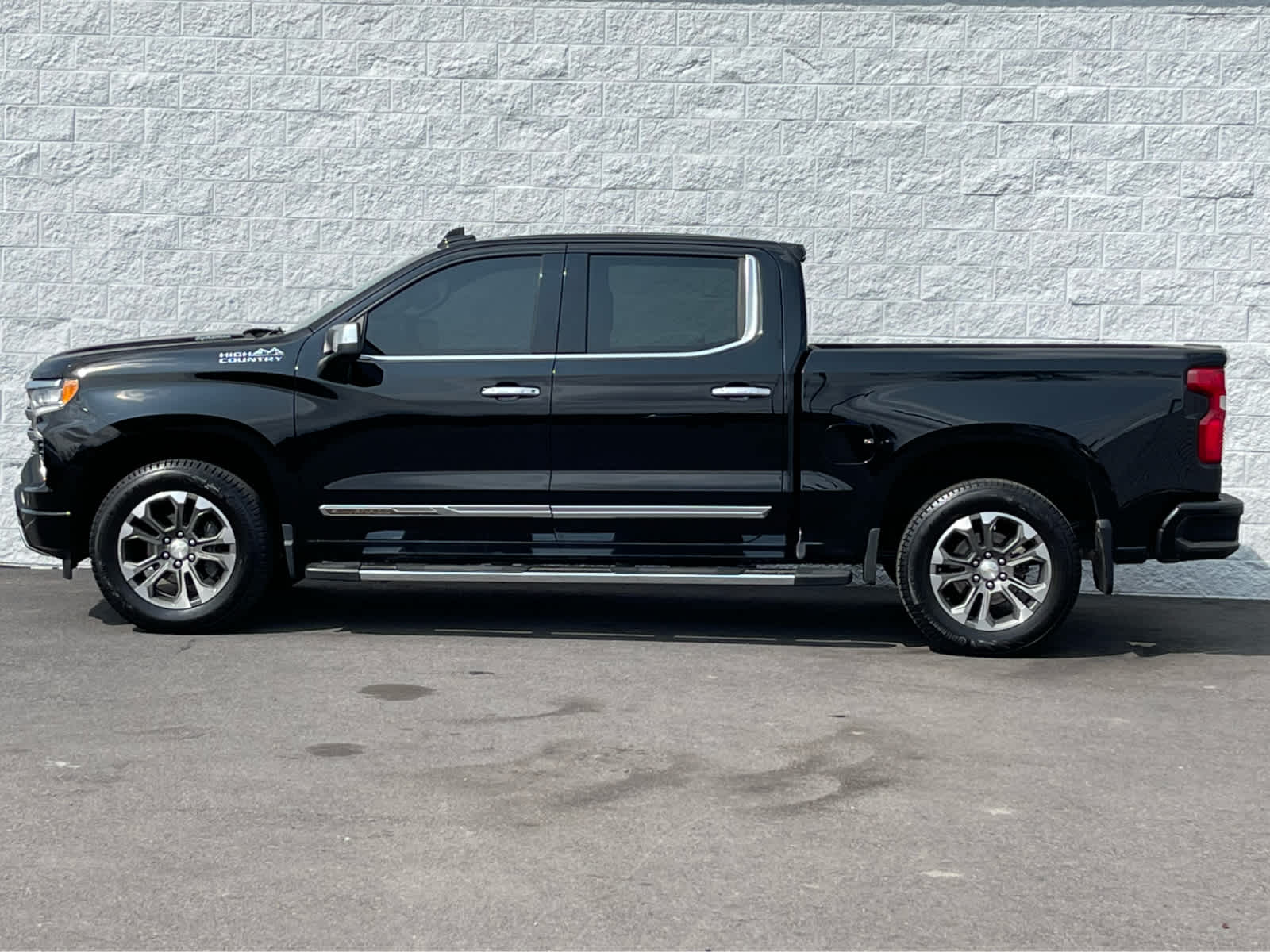 Used 2022 Chevrolet Silverado 1500 High Country with VIN 1GCUDJETXNZ604933 for sale in Klamath Falls, OR
