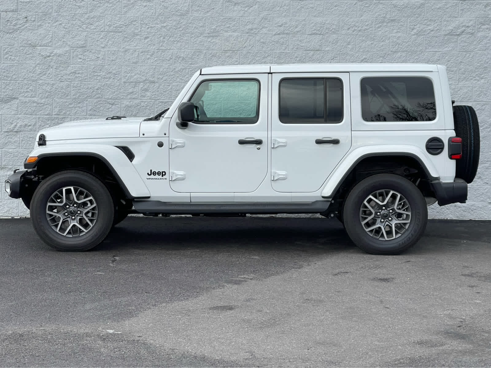 2025 Jeep Wrangler Sahara photo 4