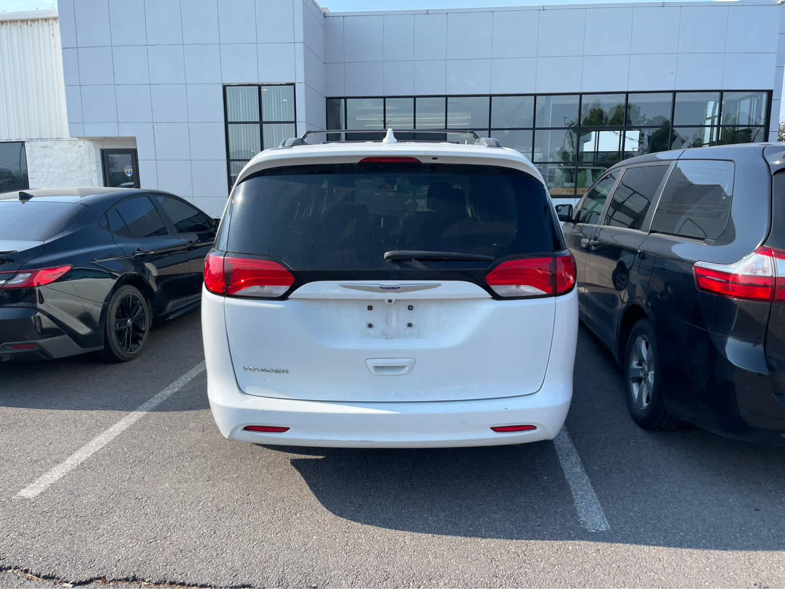 Thumbnail: 2020 Chrysler Voyager - 5
