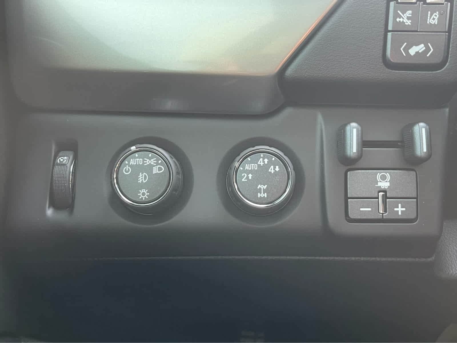 Thumbnail: 2015 Chevrolet Tahoe - 17