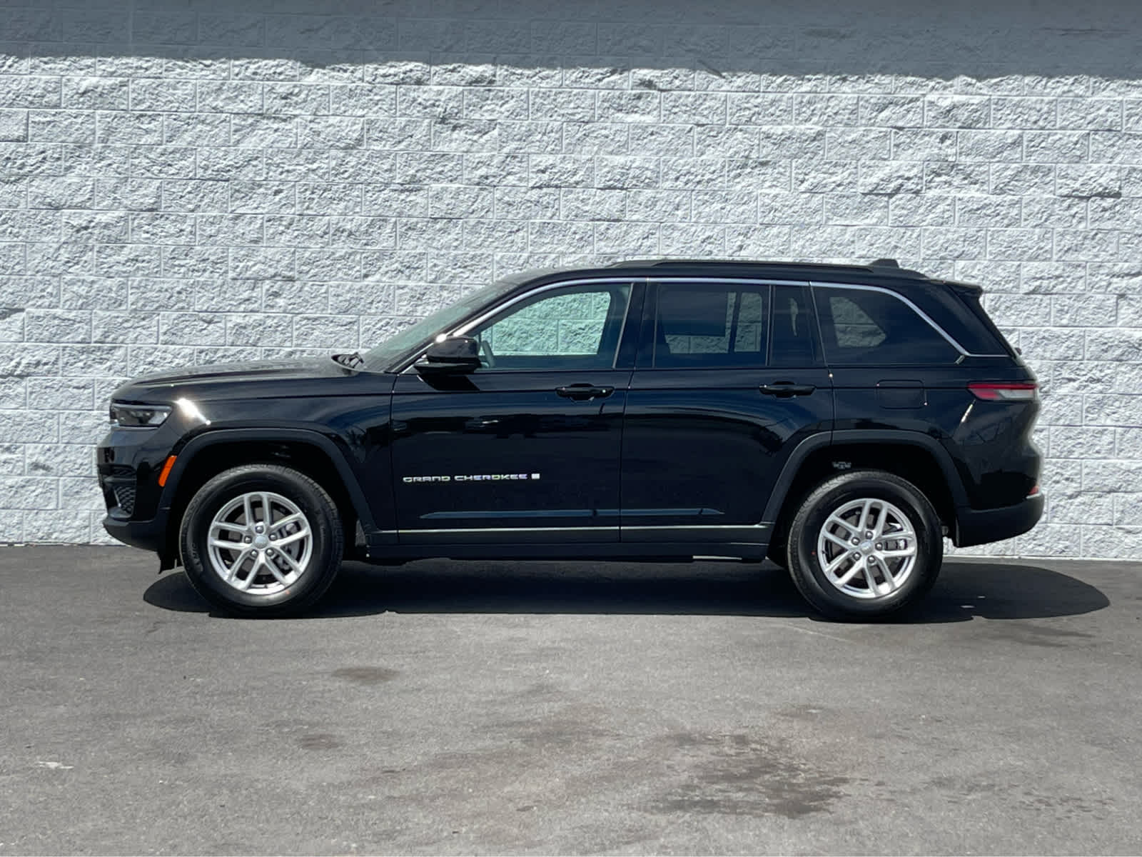 2025 Jeep Grand Cherokee Laredo X photo 3