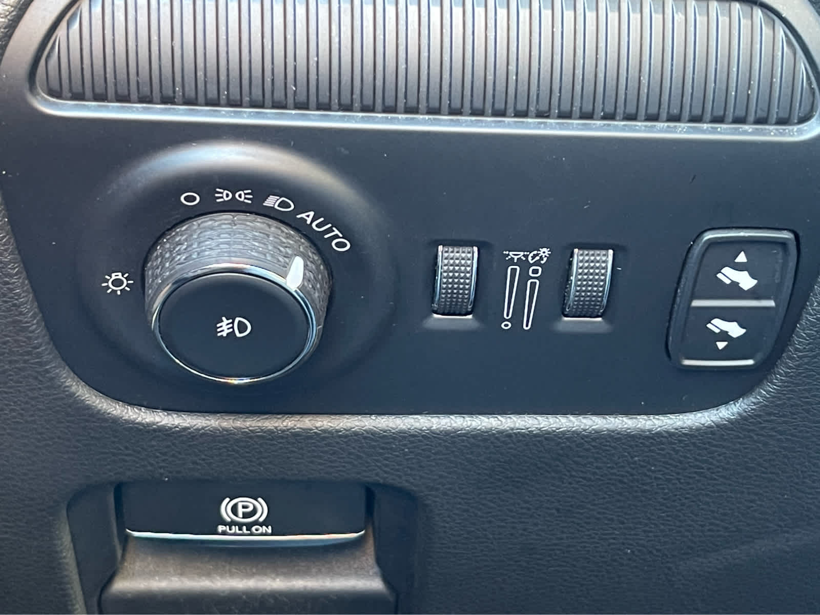 Thumbnail: 2023 Jeep Wagoneer - 16