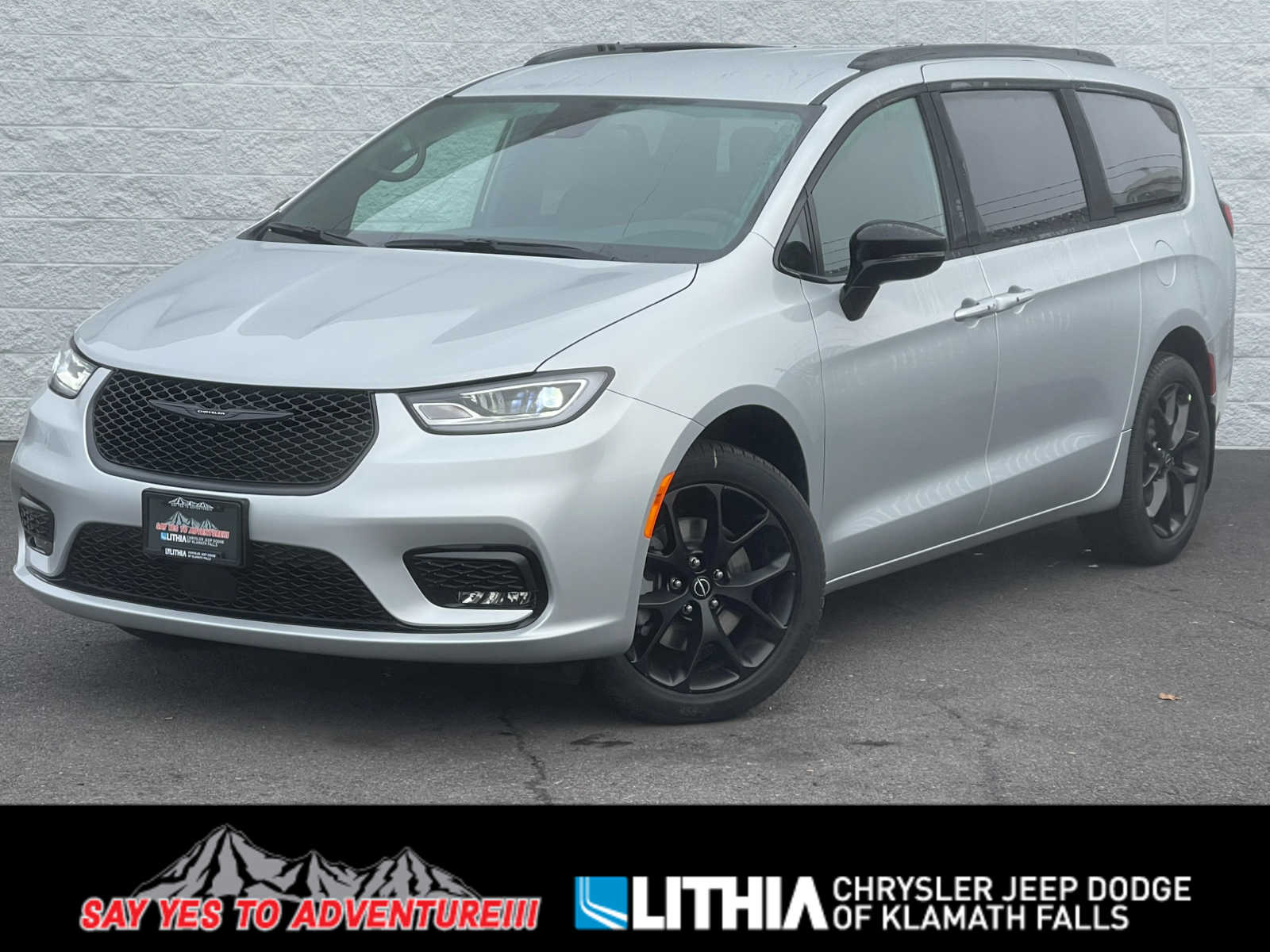 2026 Chrysler Pacifica Select's photo