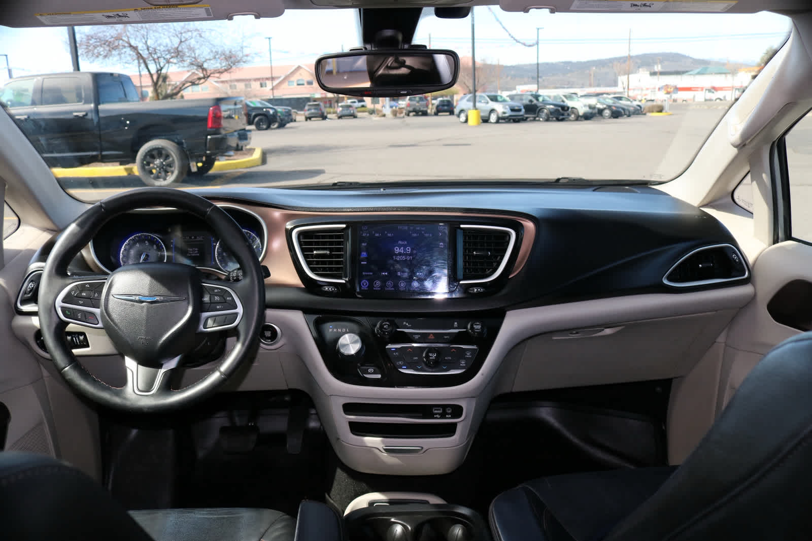 Thumbnail: 2017 Chrysler Pacifica - 10