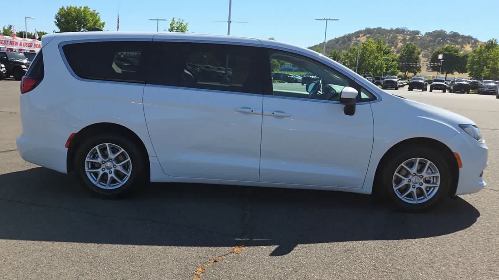 Thumbnail: 2022 Chrysler Voyager - 8