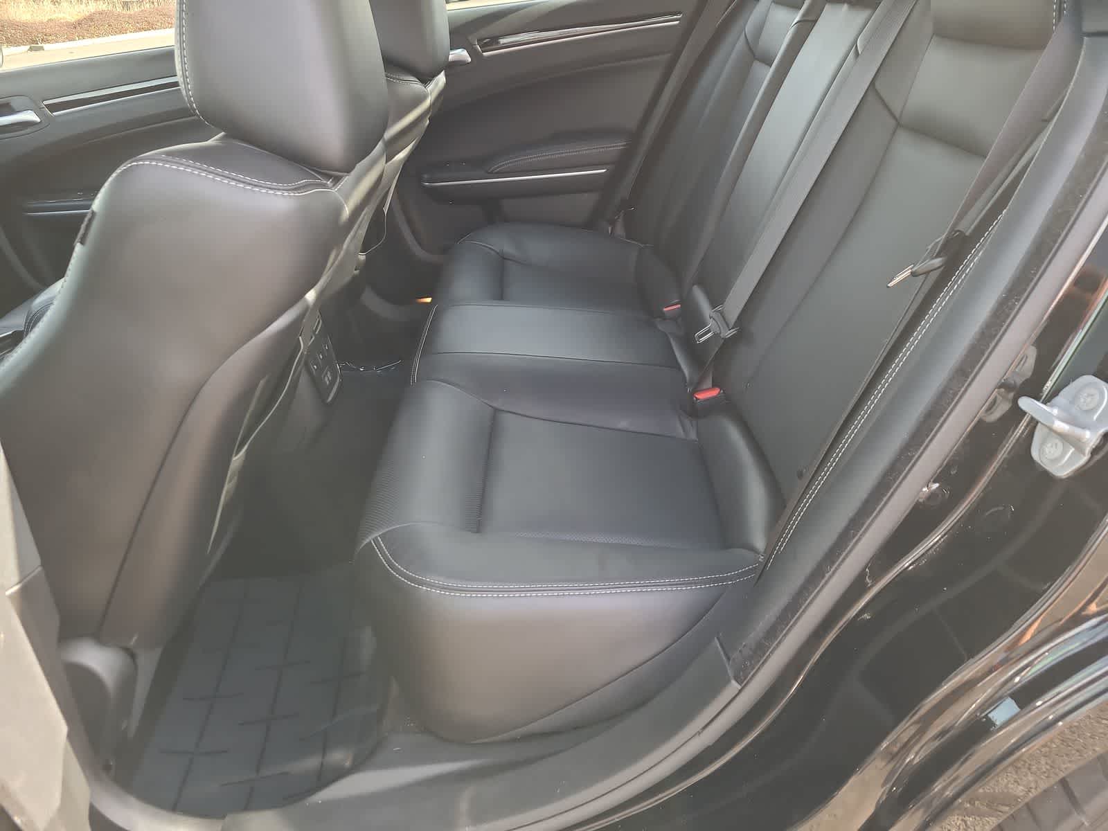 Thumbnail: 2022 Chrysler 300 - 21