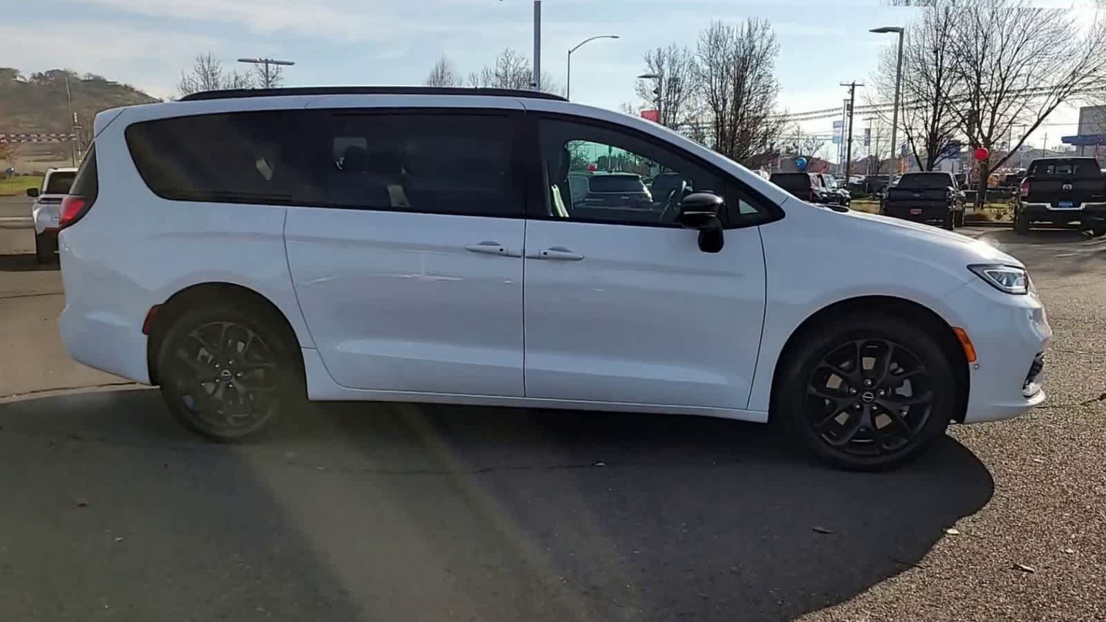 Thumbnail: 2026 Chrysler Pacifica - 9