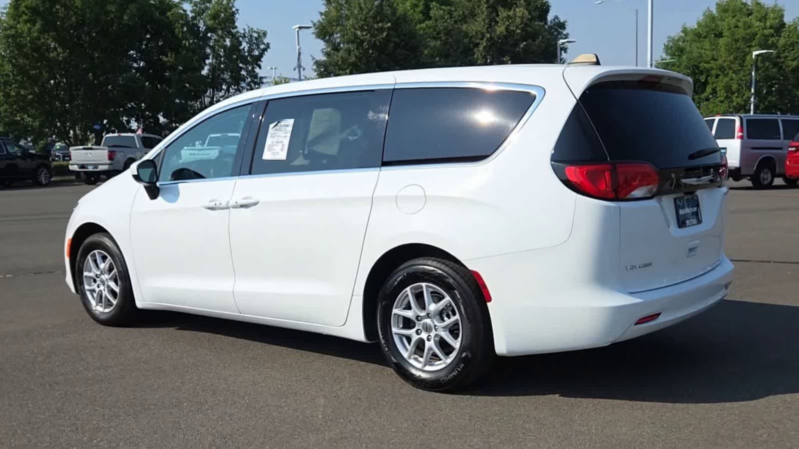 2023 Chrysler Voyager LX - Photo 6