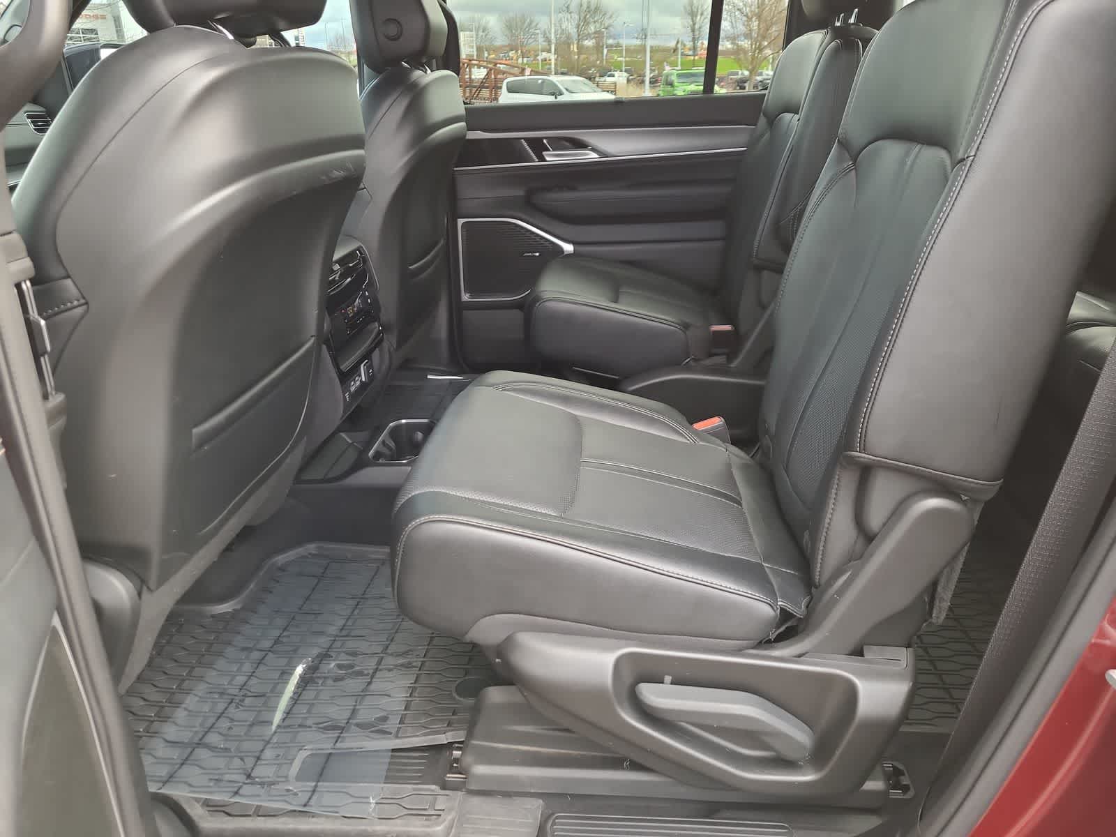 Thumbnail: 2024 Jeep Wagoneer - 21