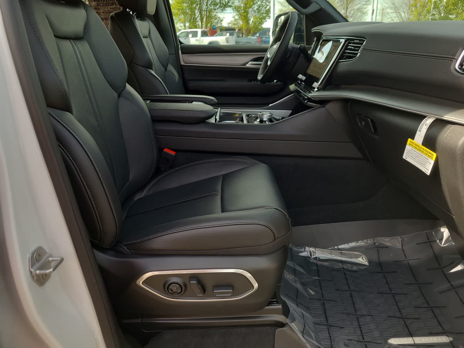 Thumbnail: 2026 Jeep Grand Wagoneer - 22