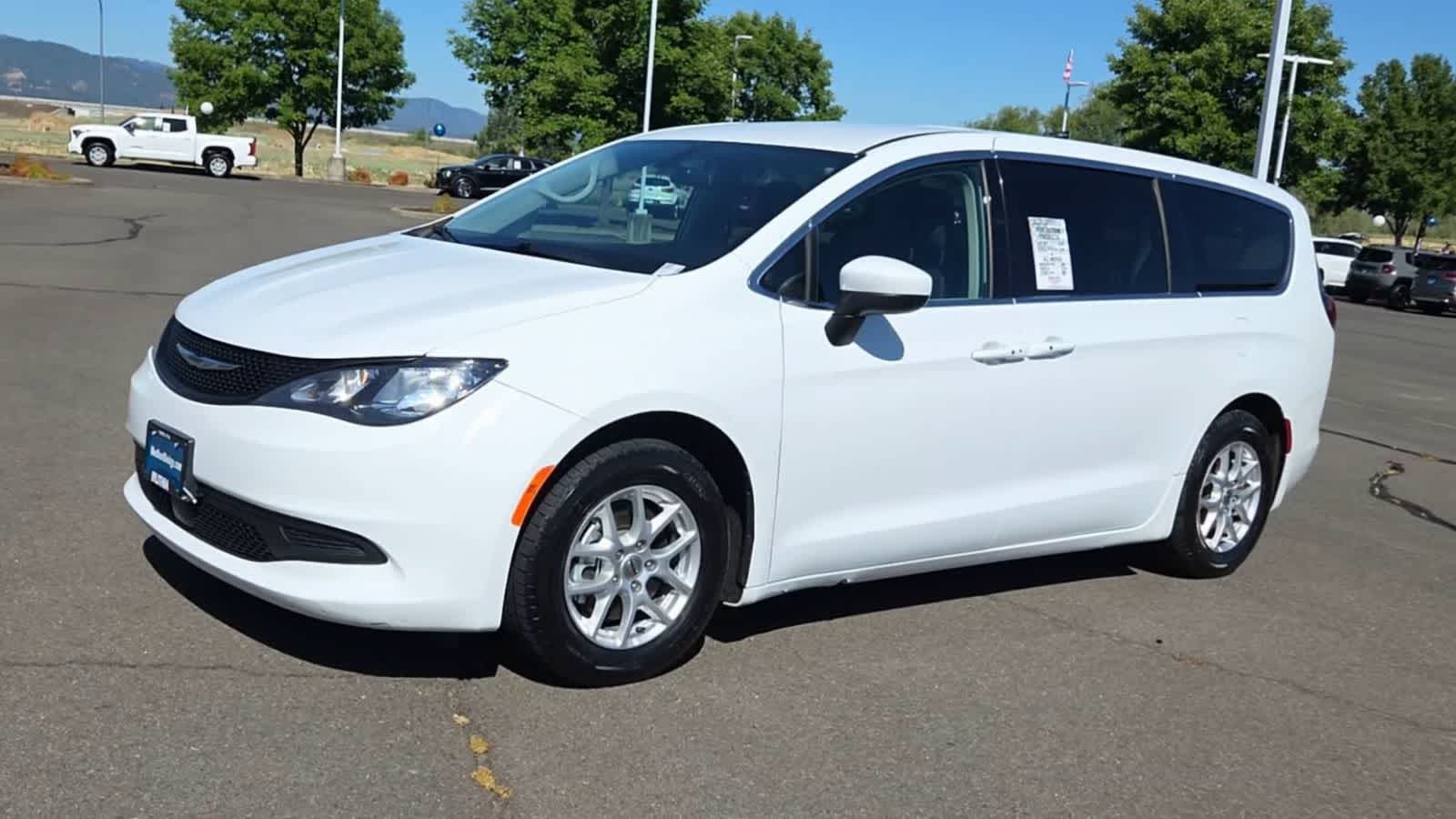 Thumbnail: 2022 Chrysler Voyager - 3