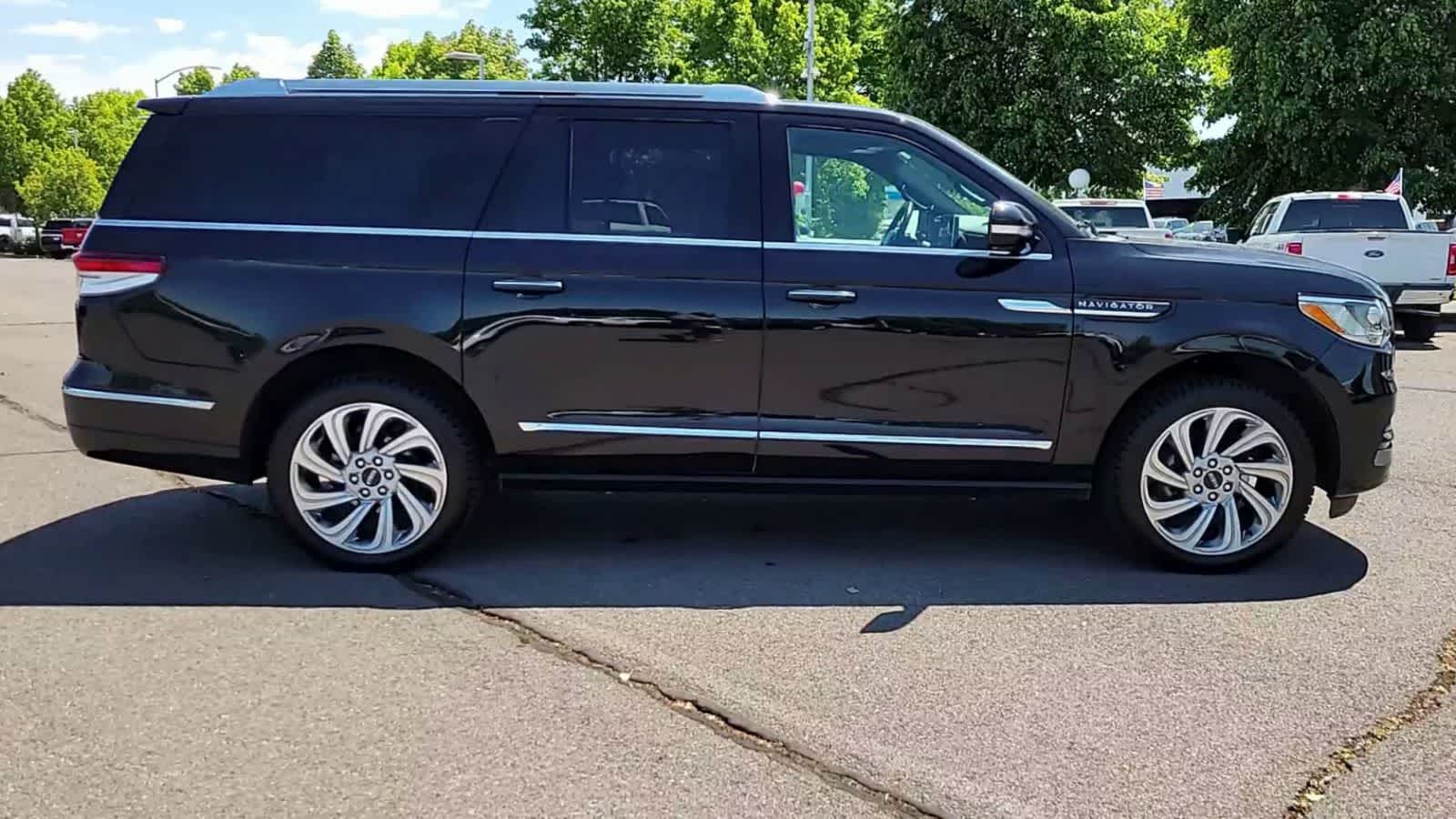 Thumbnail: 2024 Lincoln Navigator L - 9