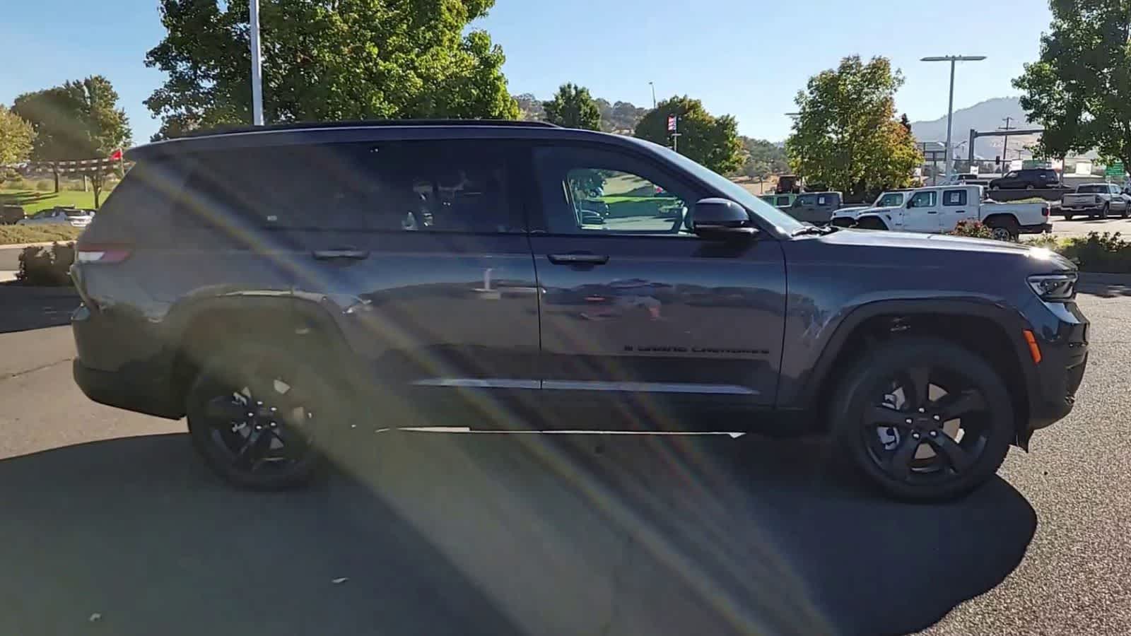 Thumbnail: 2025 Jeep Grand Cherokee - 9