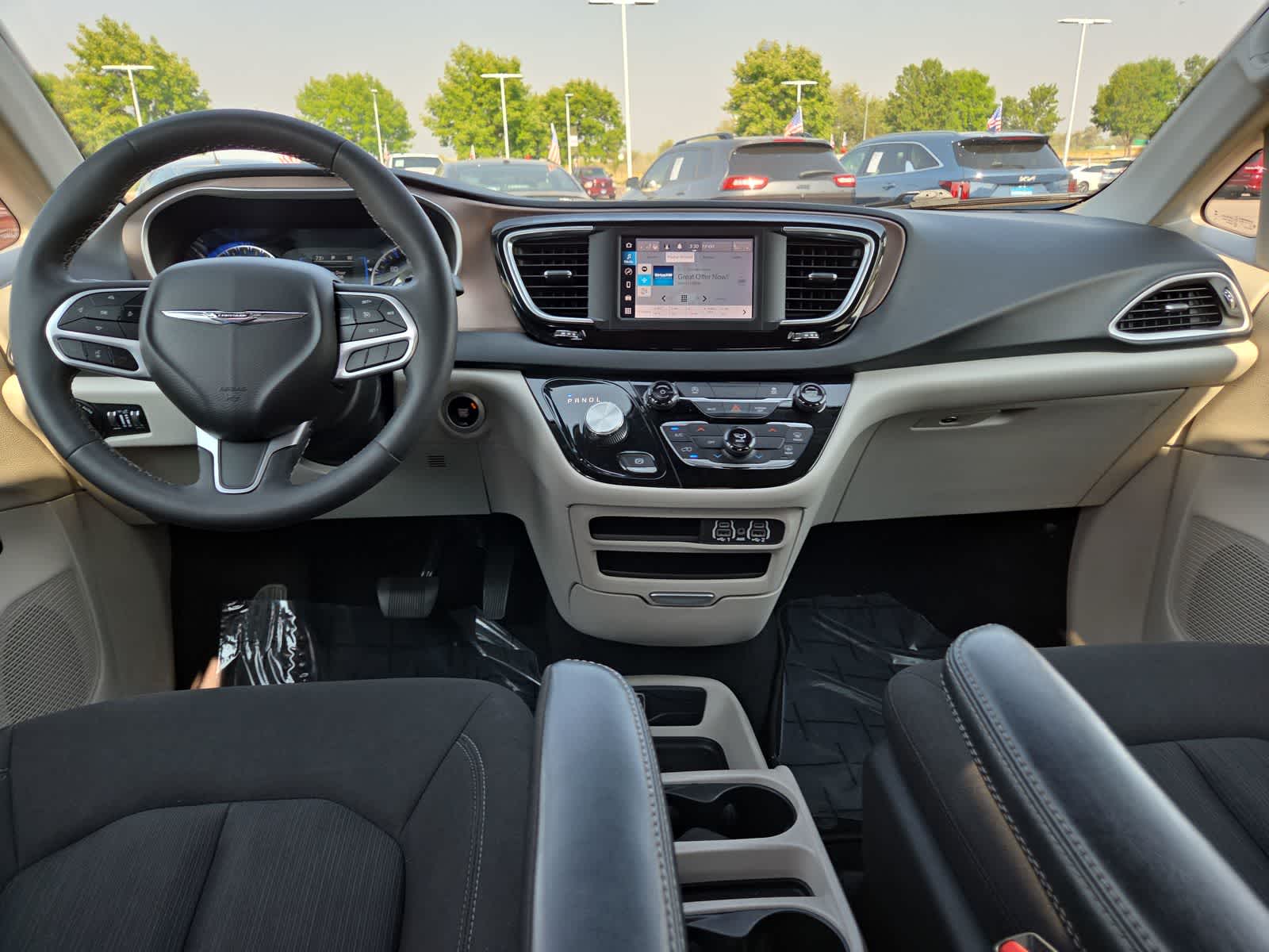2023 Chrysler Voyager LX - Photo 16
