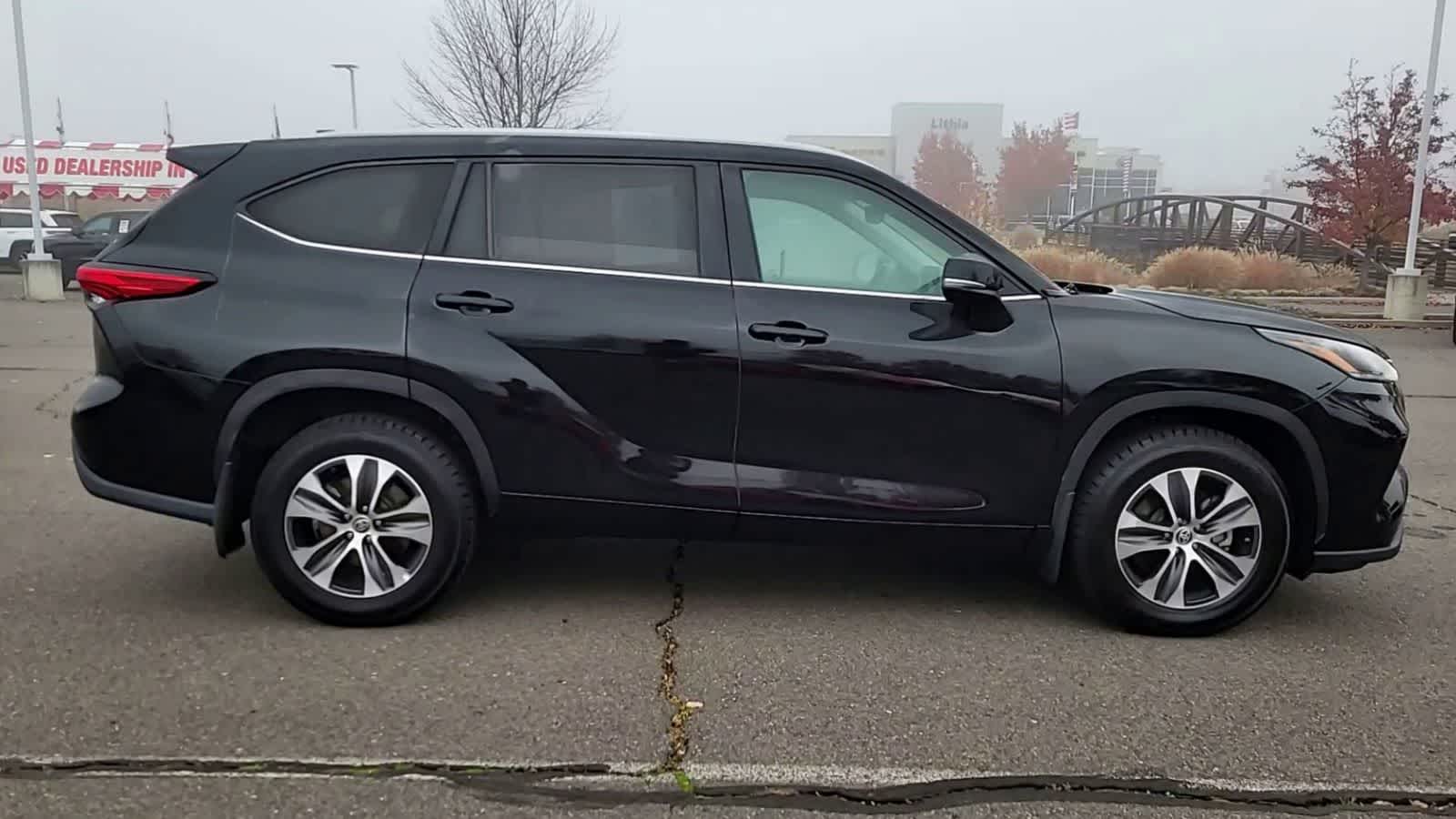 Thumbnail: 2023 Toyota Highlander - 9