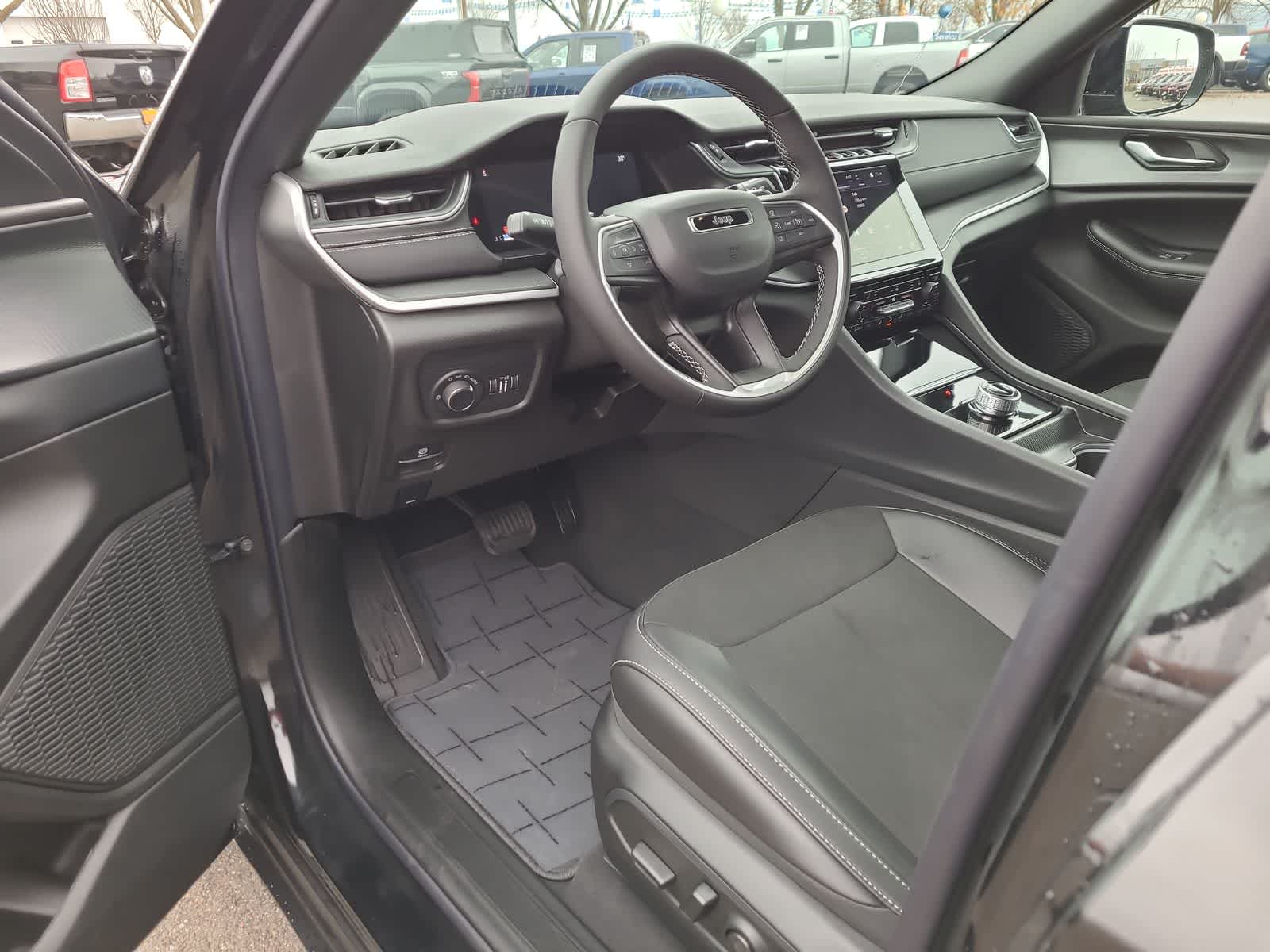 Thumbnail: 2025 Jeep Grand Cherokee - 10