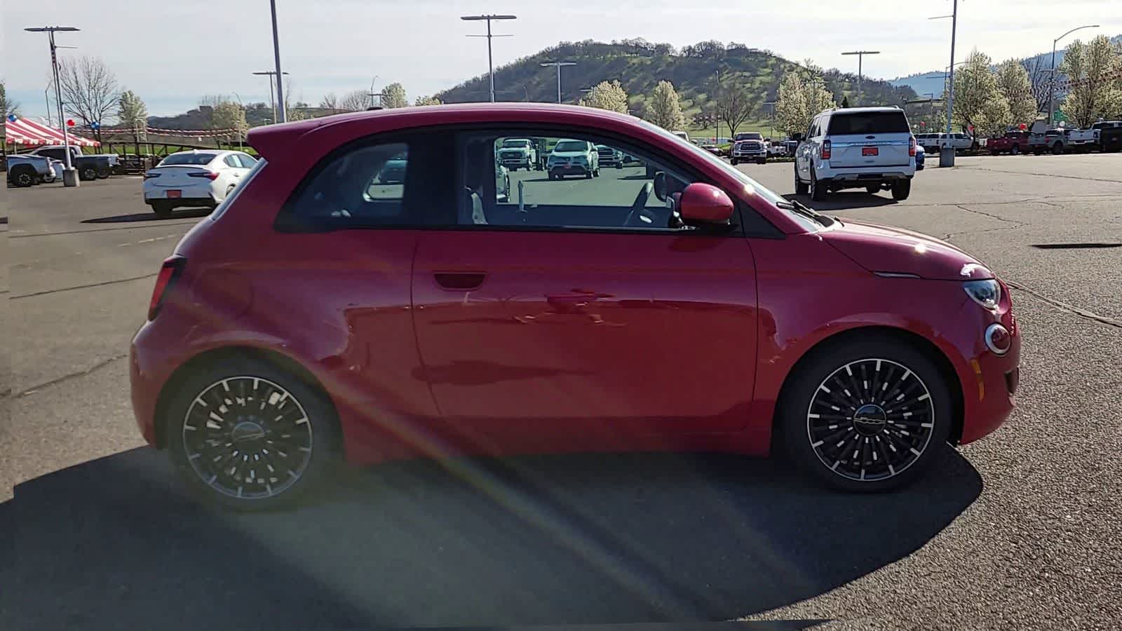 Thumbnail: 2024 Fiat 500e - 9