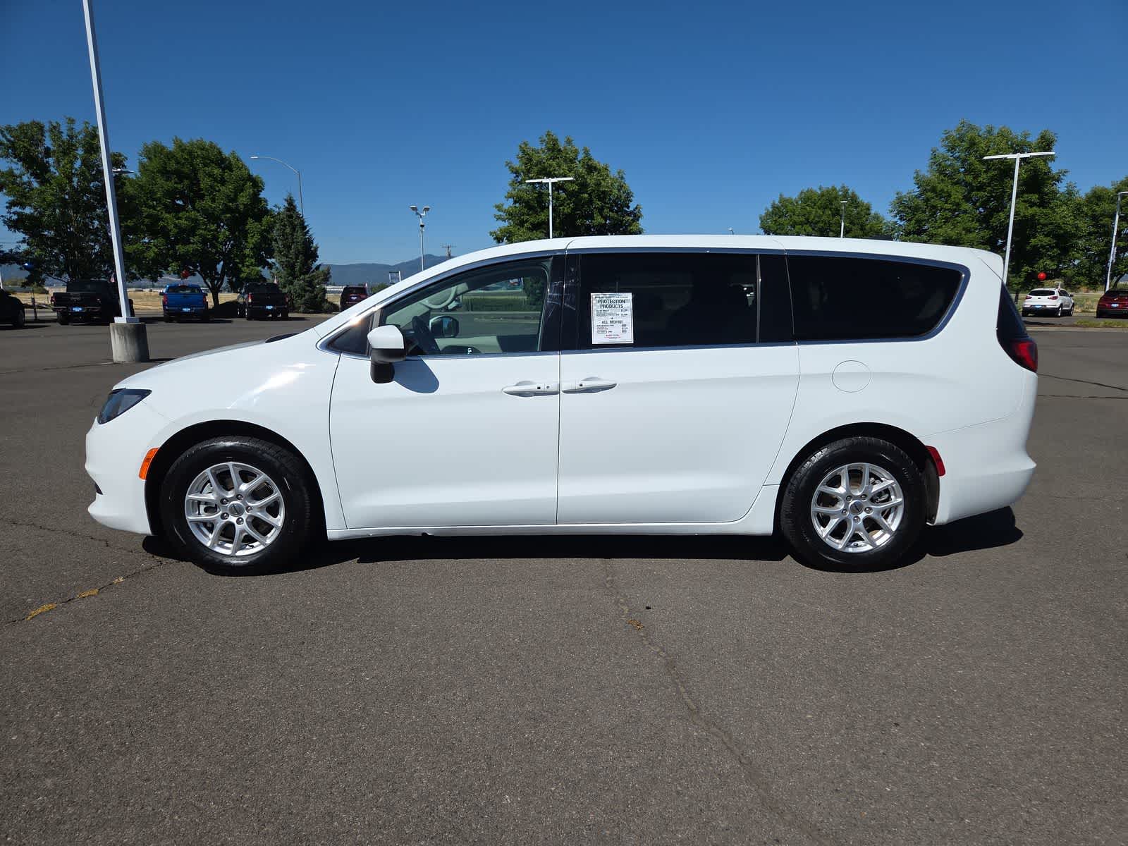 Thumbnail: 2022 Chrysler Voyager - 10