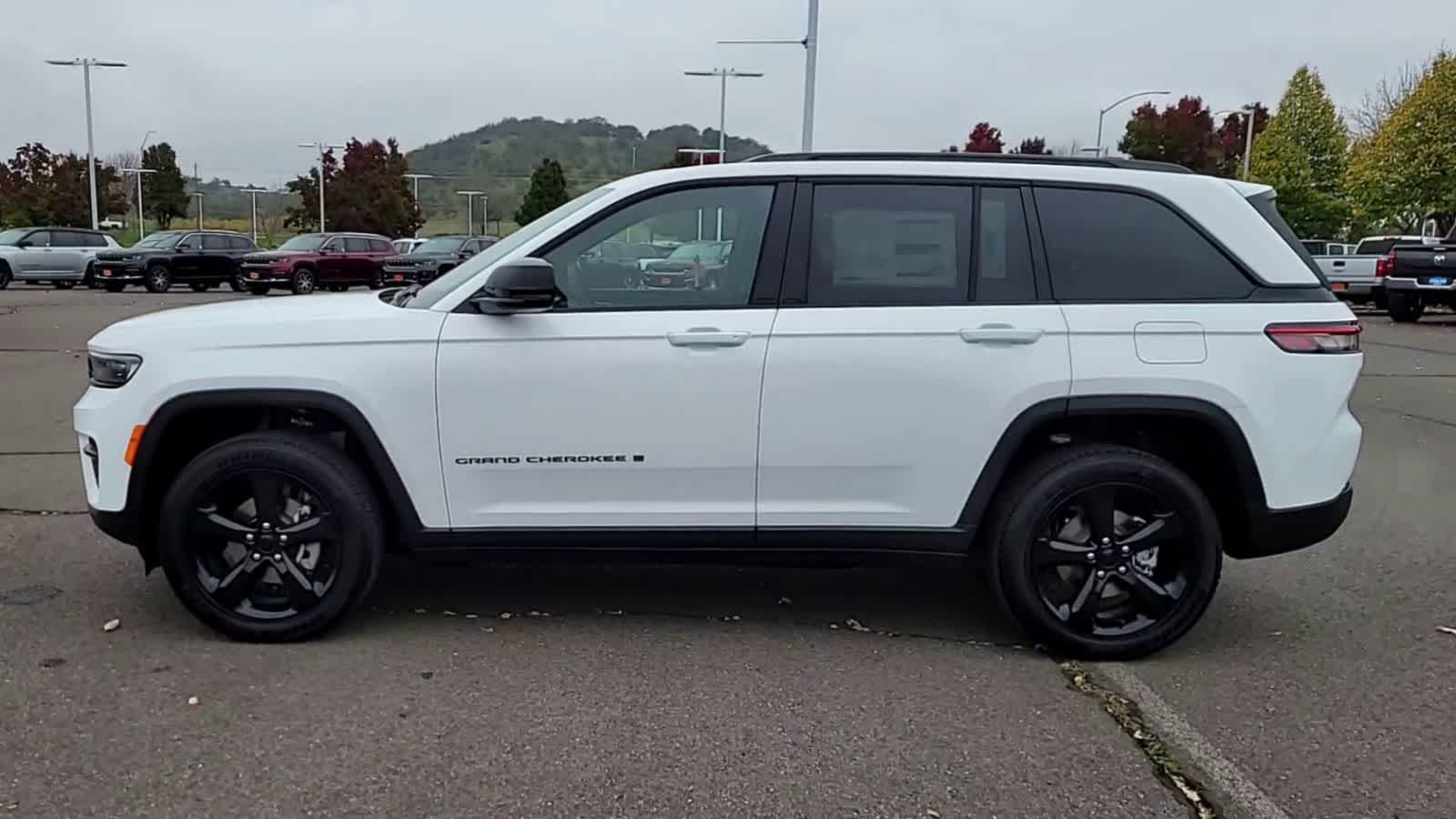 Thumbnail: 2023 Jeep Grand Cherokee - 5
